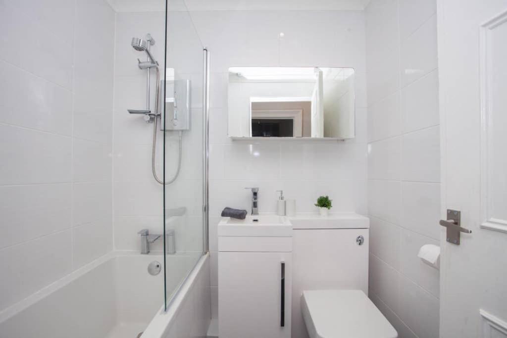 The Warwick Apartment กรีน็อค ภายนอก รูปภาพ